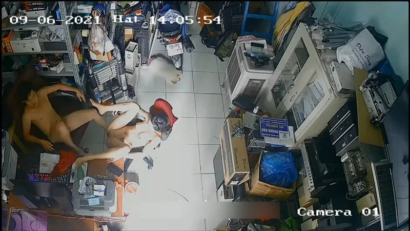 Vợ yêu chồng làm tình nhau trong của hàng máy tính