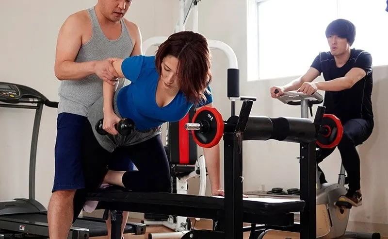 Người chồng phát hiện vợ "đi ngoài" với huấn luyện viên thể hình